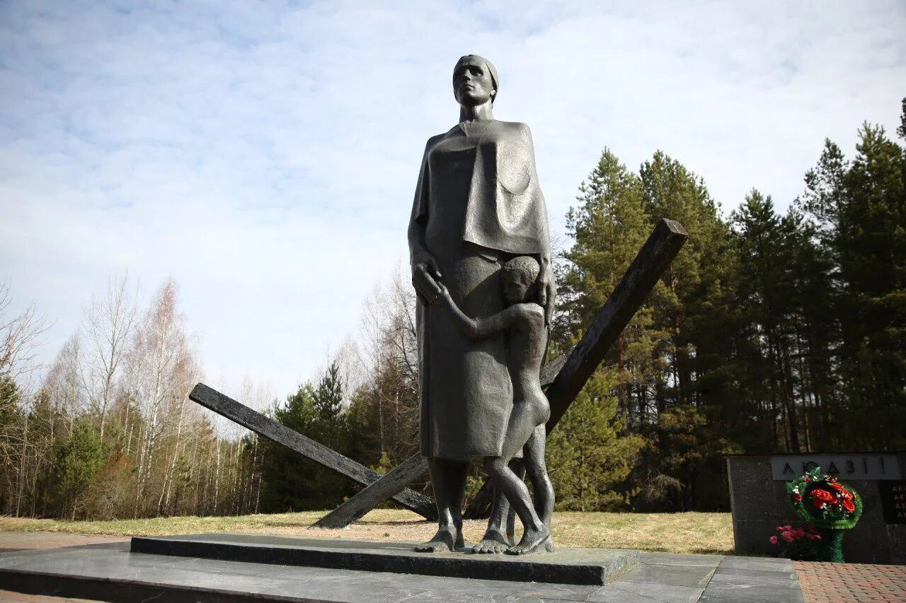 Памятники войны в беларуси. Мемориальный комплекс Дальва. Деревня Дальва Беларусь. Мемориальный комплекс Хатынь Беларусь. Мемориал сожженных деревень в Белоруссии Дальва.