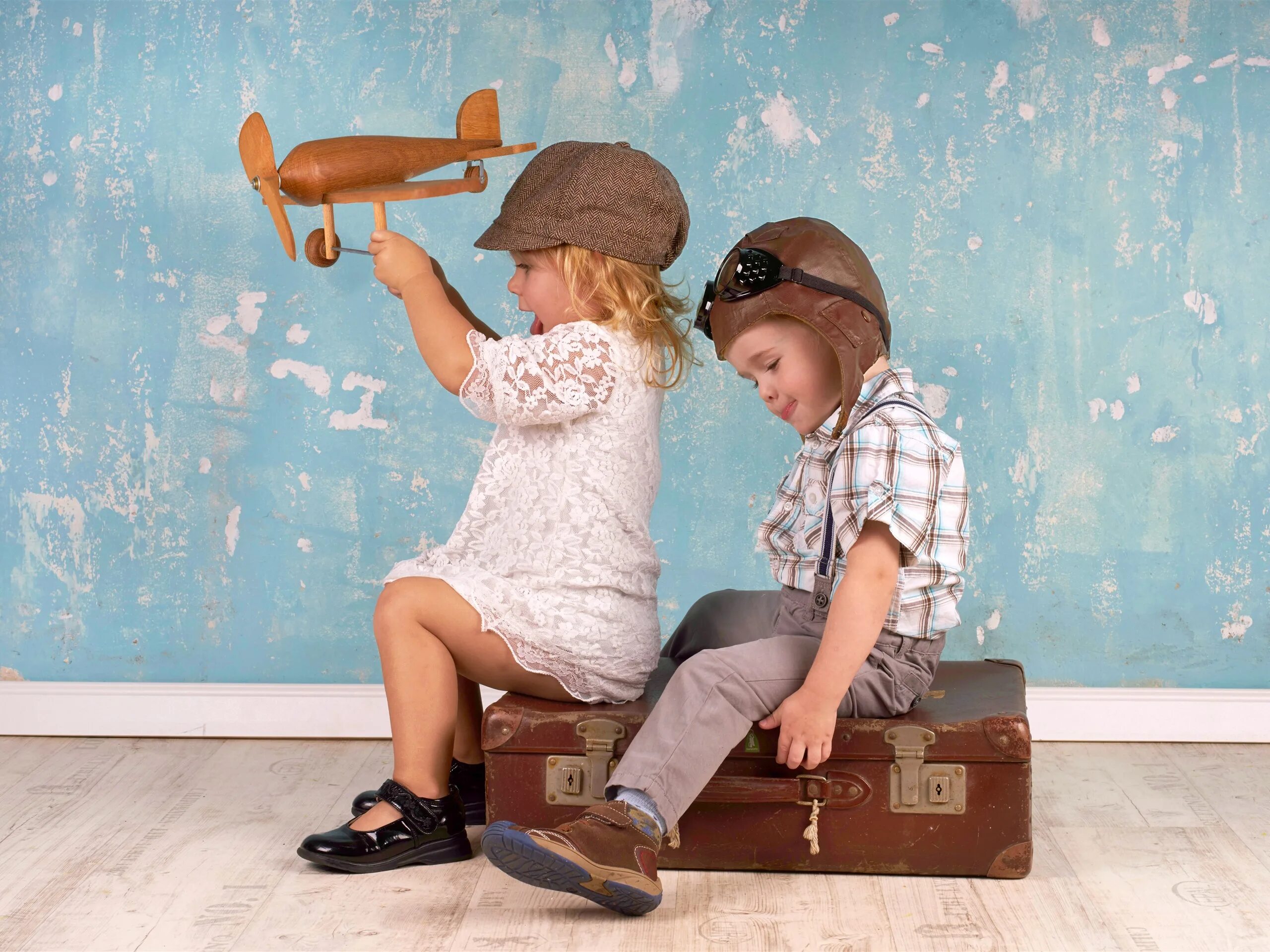 3 мальчика играло или играли. Мальчишки играют. Фотосессия с чемоданом дети. Мальчик и девочка с чемоданами.