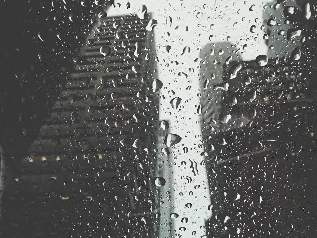 Капли на окне. Дождь в окне. Капли дождя на окне. Капли дождя на стекле Эстетика. High rain