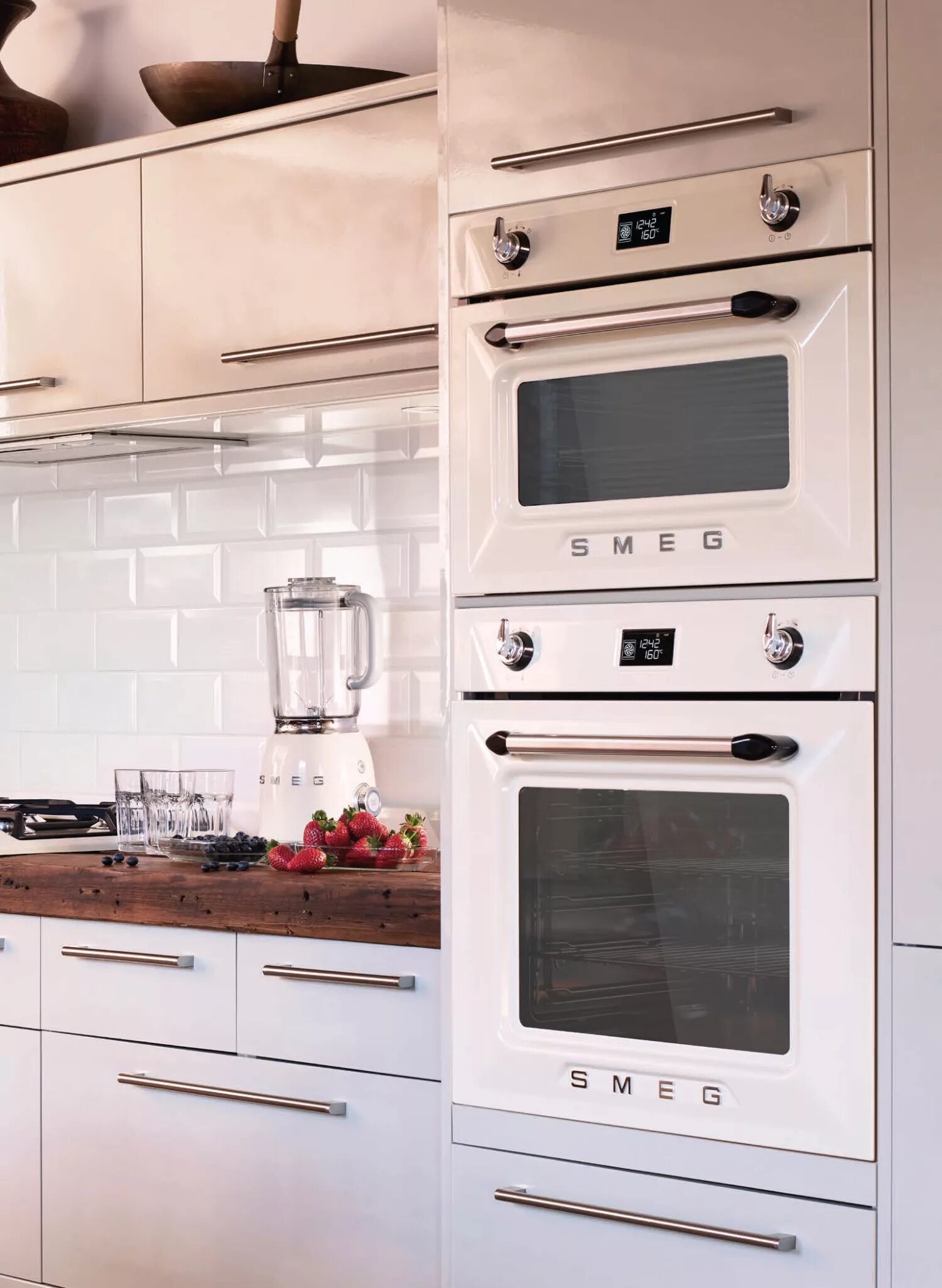 Встроенная техника для кухни горенье. Духовой шкаф Smeg sf6922bpze1. Встраиваемая техника для кухни Smeg. Смег духовой шкаф белый. Духовой шкаф Smeg sf6922bpze1 нужен вентилятор.