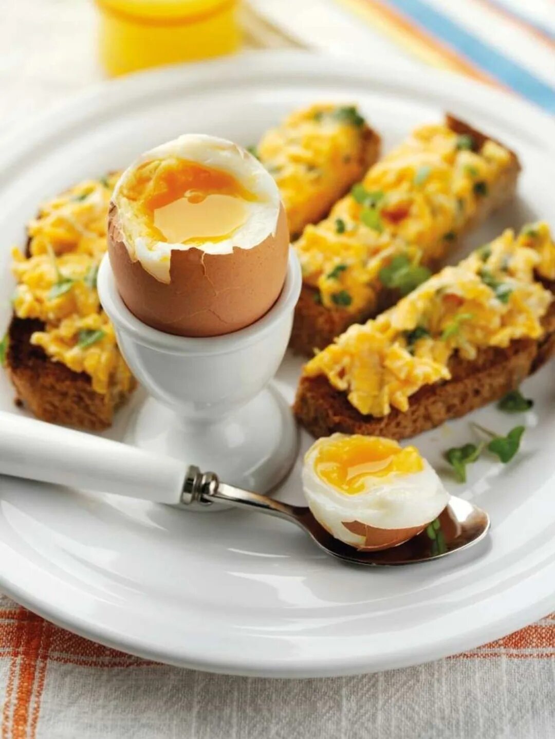 Необычные блюда из яиц. Вкусный завтрак. Интересный завтрак из яиц. Яйца всмятку.