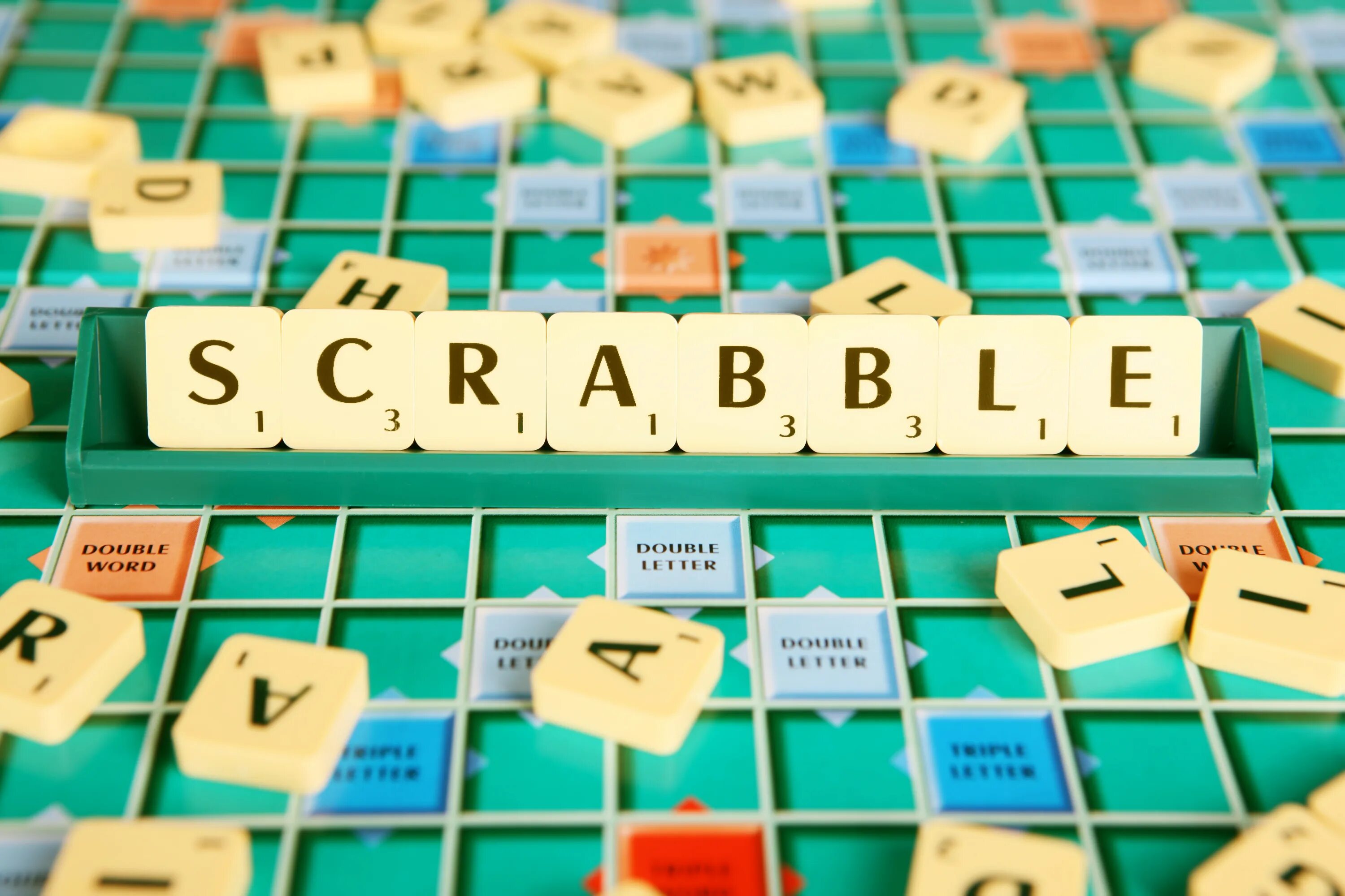 Scramble игра. Scrabble настольная игра. Настольная игра эрудит. Настольная игра скребл. День настольной игры скрэббл.