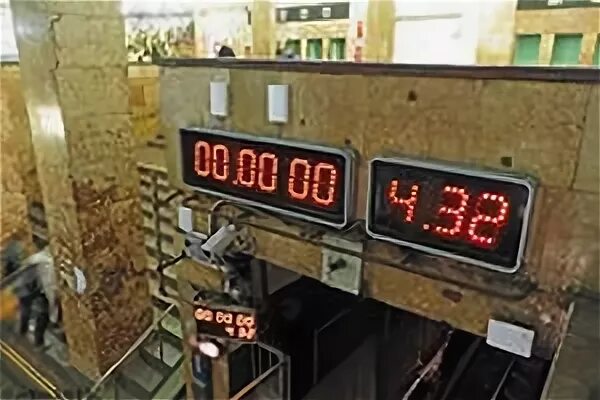 часы метрополитена. часы метрополитена. станционные часы метро. часы на станции метро. электронные часы в метро.