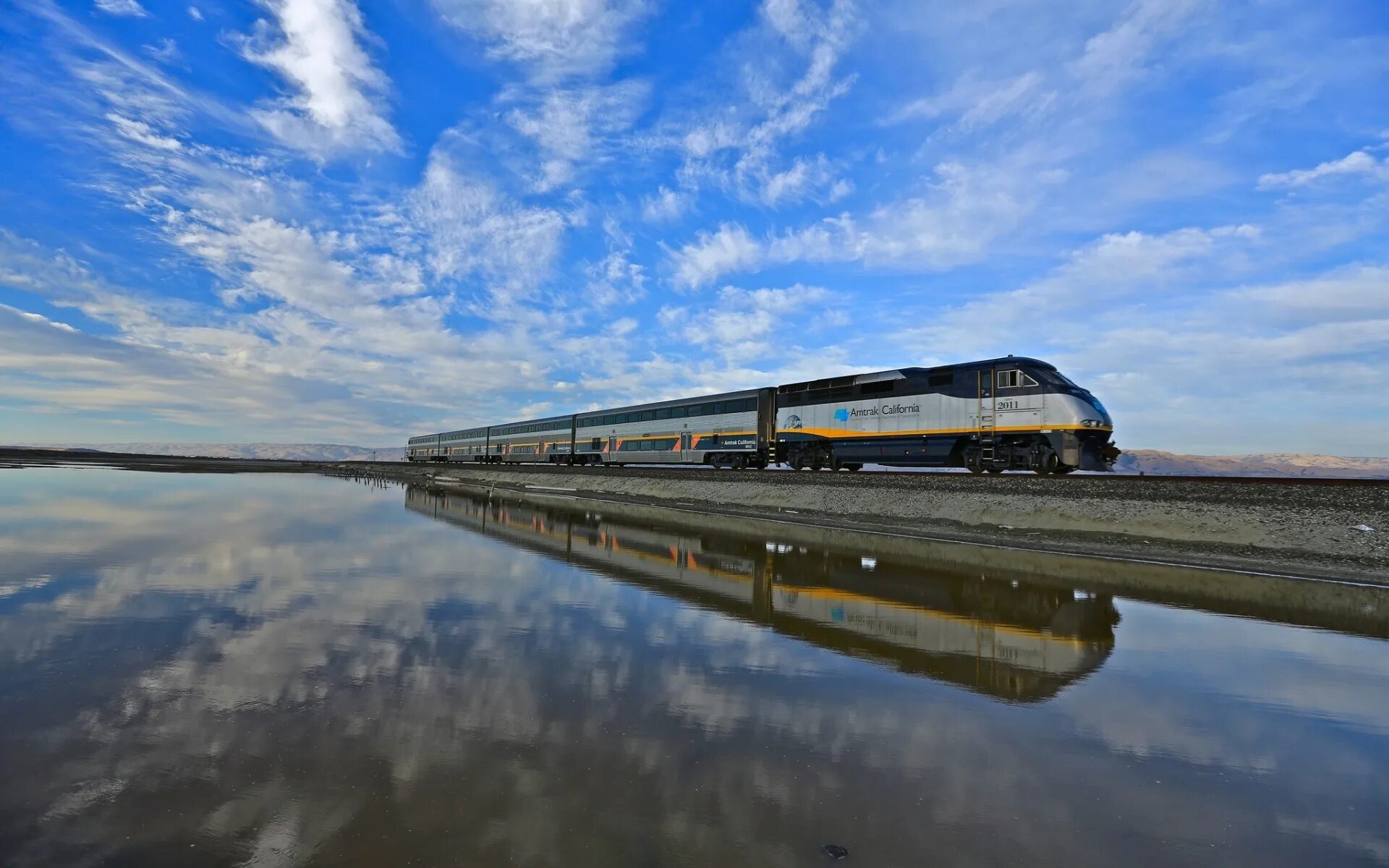 Электричка речной береговая. Поезд Amtrak California. Красивый поезд. Красивые фото поездов. Железная дорога на воде.