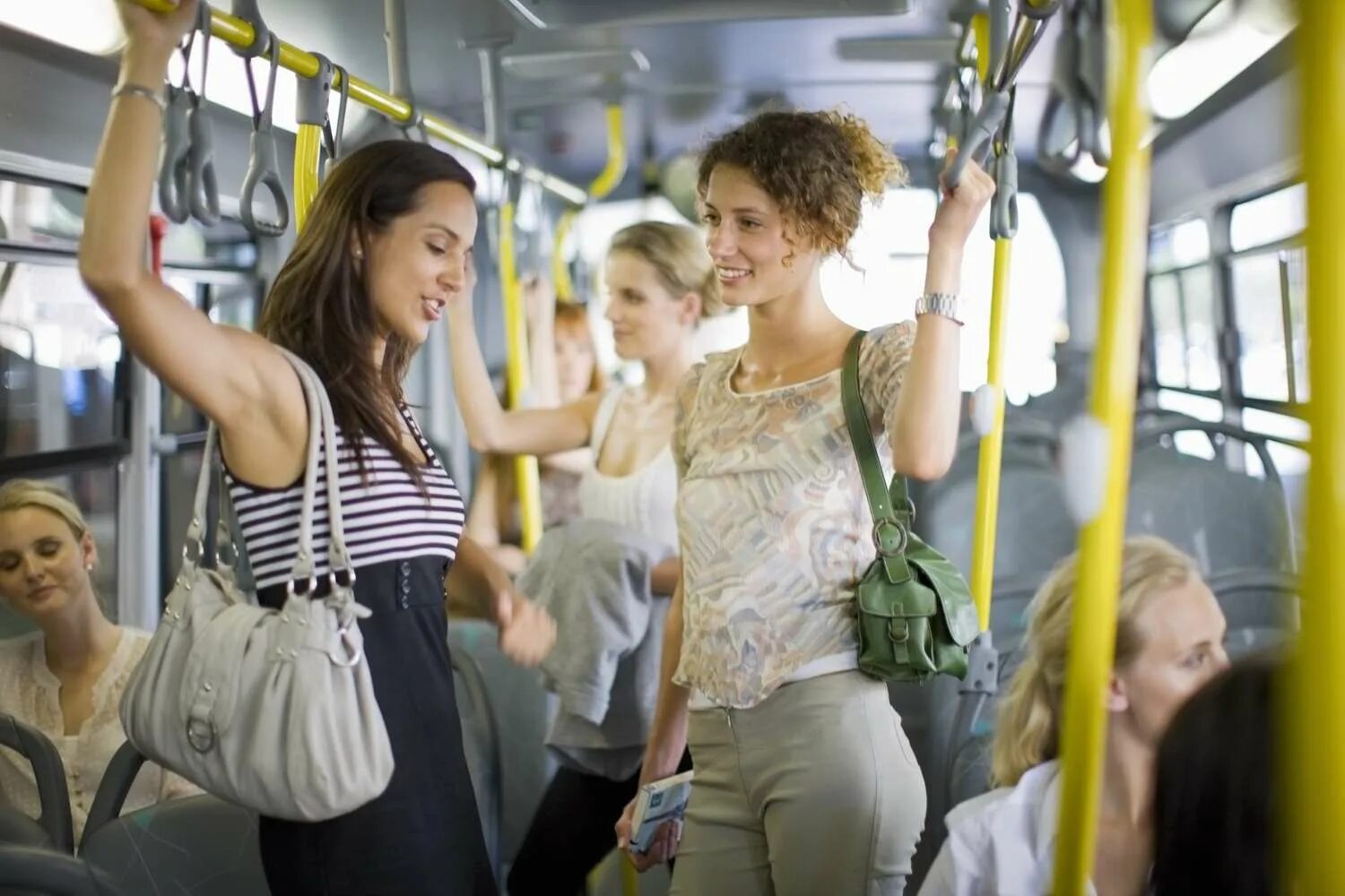 Женщины в общественном транспорте. Автобус. Девочка в автобусе. Подмышки в общественном транспорте. Public close