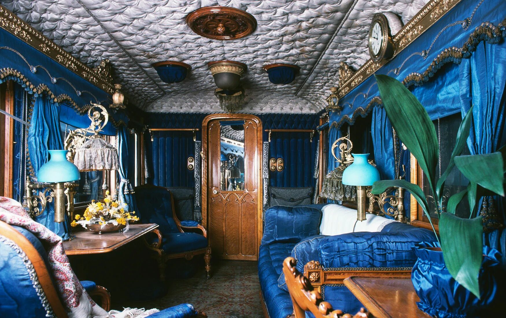 королевский поезд елизаветы. викторианский поезд кондуктор. королевский поезд елизаветы 2. поезд королевы виктории. путешествие королевы виктории на поезд.