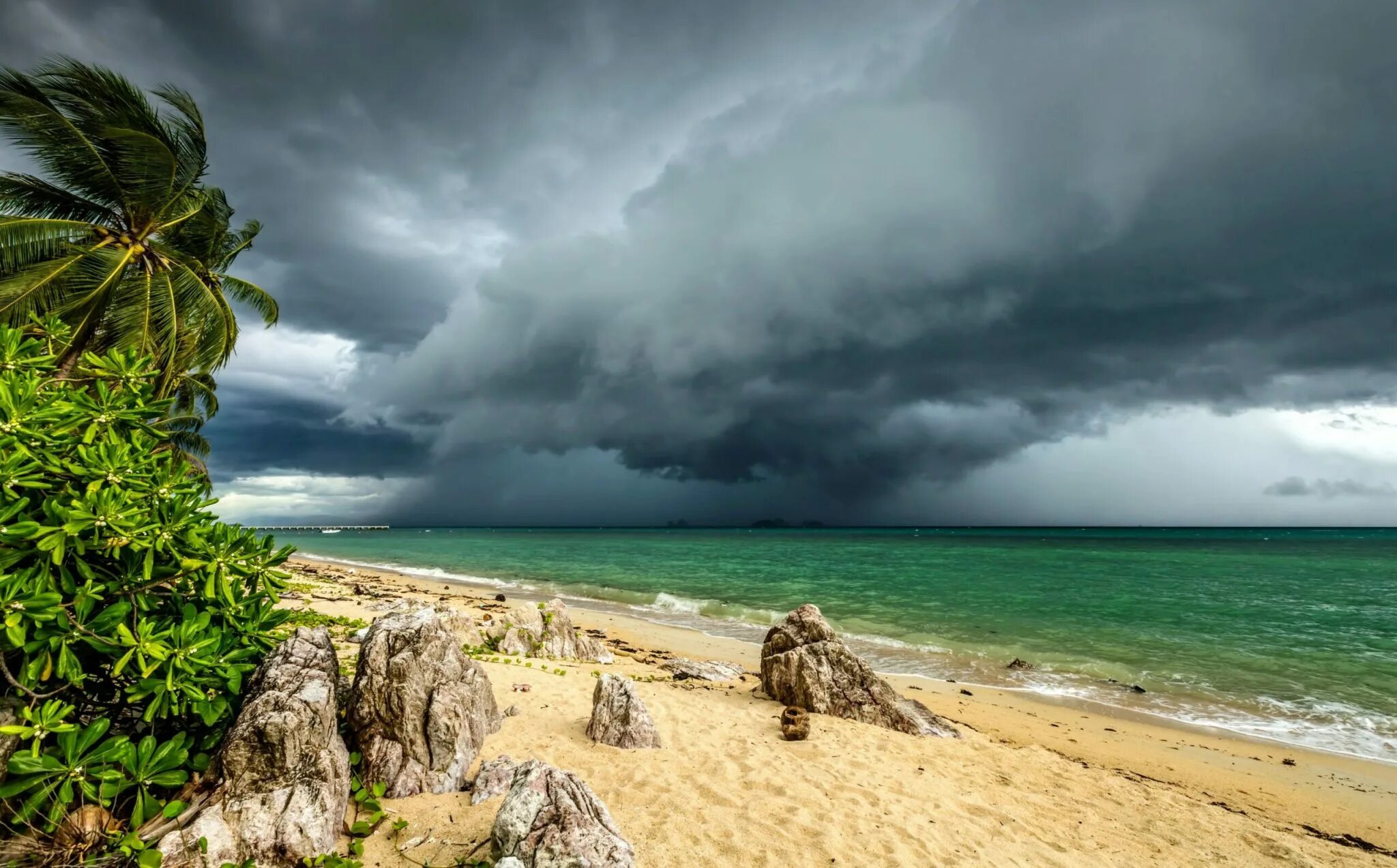 Rain beach. Шторм Самуи. Муссоны в Таиланде.