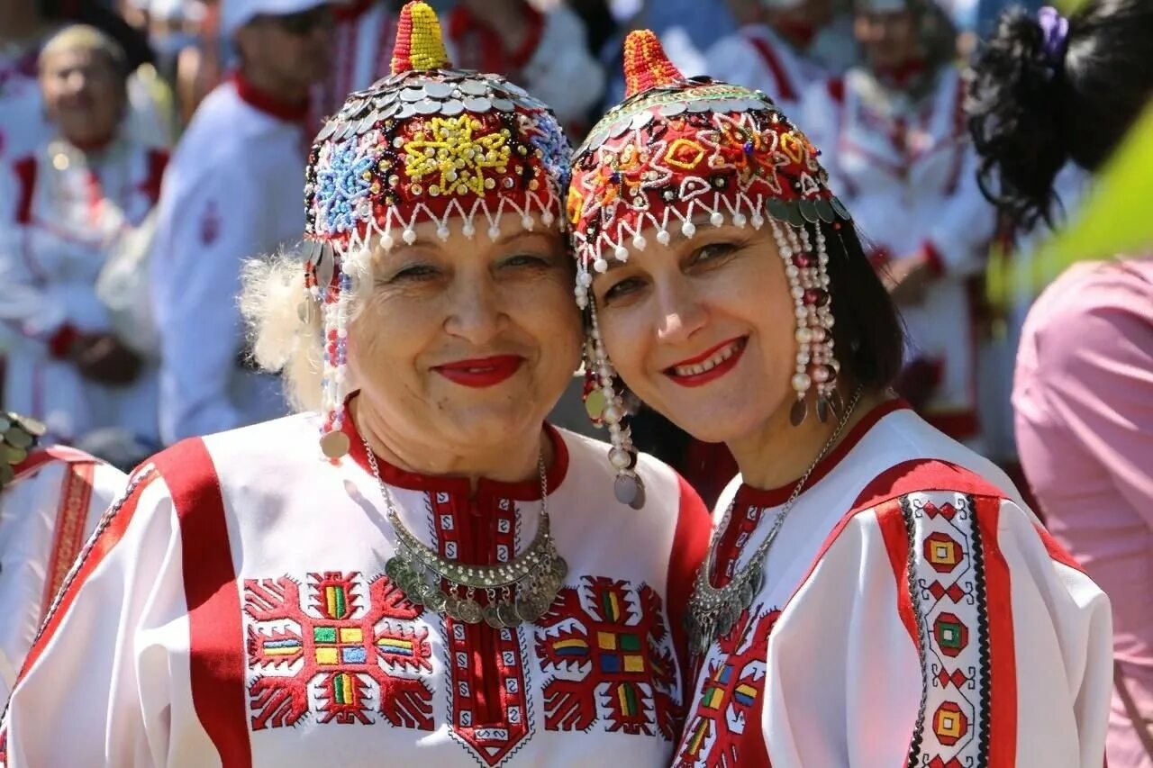 Чуваши наряд Чувашии национальный. Чувашский народ Акатуй. Праздник Акатуй Чувашский национальный костюм. Национальные костюмы народов России чуваши.