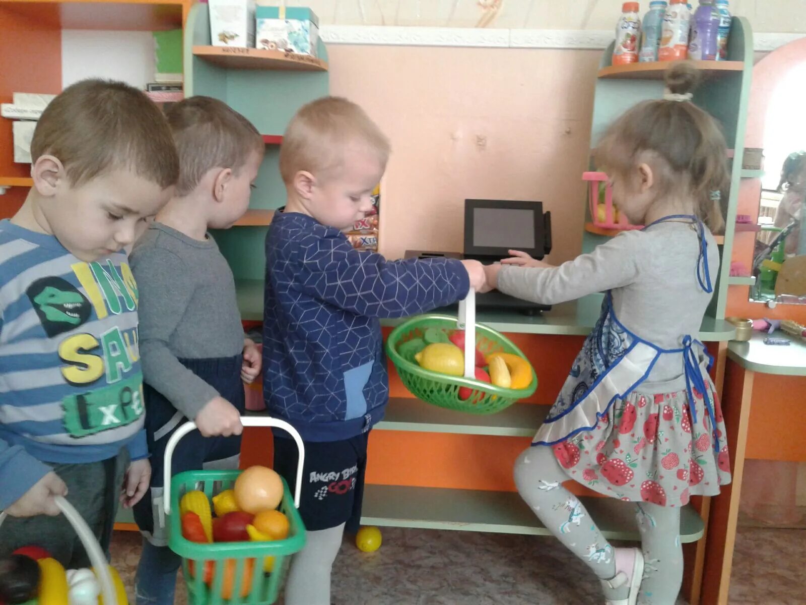 в мире профессий во 2 младшей группе. труд взрослых в детском саду 2 младшая. детский сад дом радости. трудовые навыки в детском саду. сюжетные игры во второй группе.