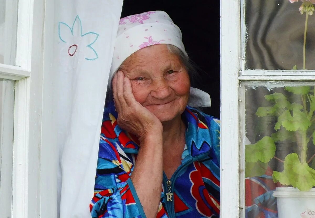 Бабушка в деревне. Деревенская старушка. Старушка в платке. Деревенский дом старушка. Бабушкин сын