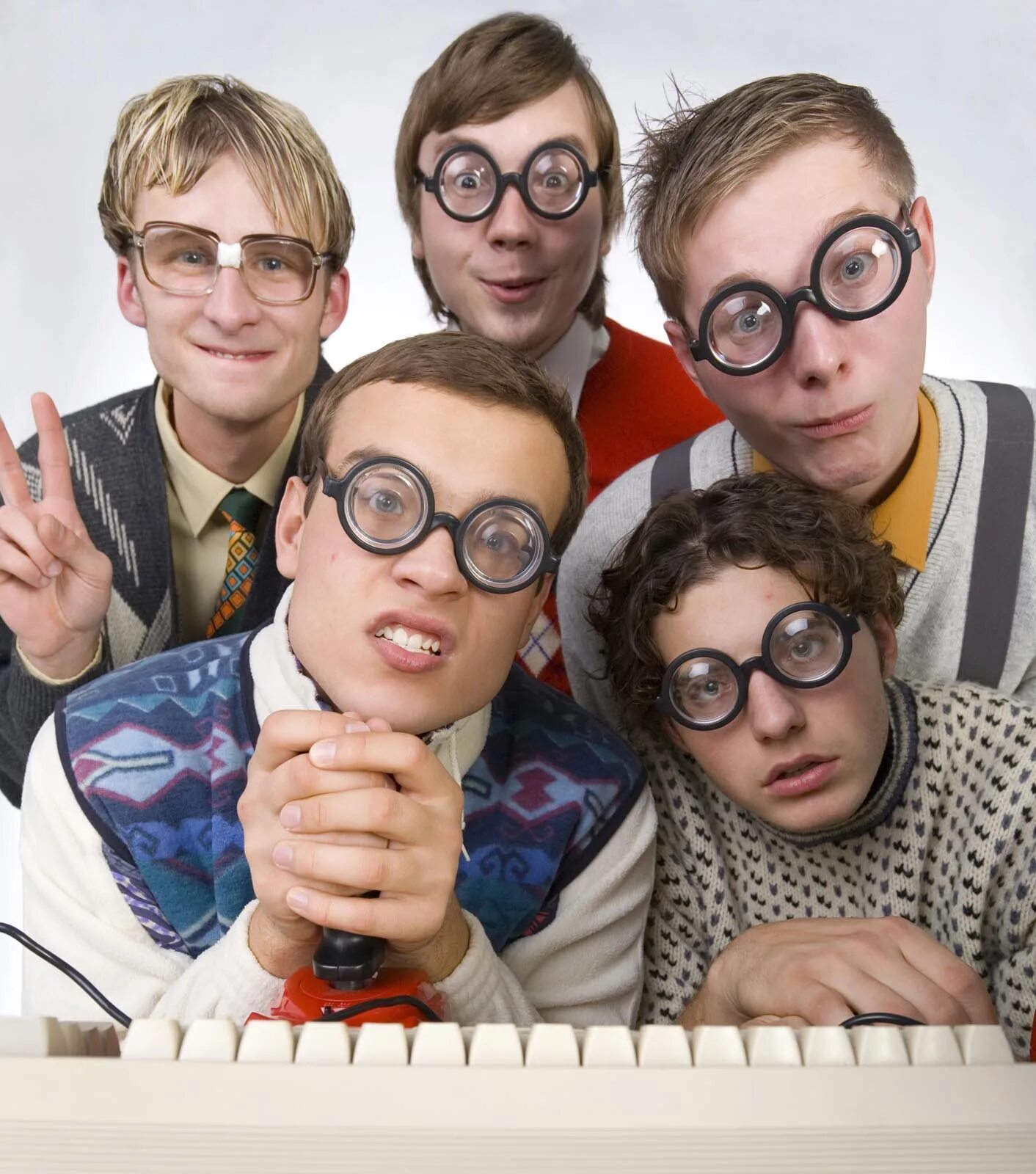 А4 ботаник и крутой в школе. Школьник ботаник в очках. Очкарик ботаник. Ботан за компом. Вечеринка программистов.