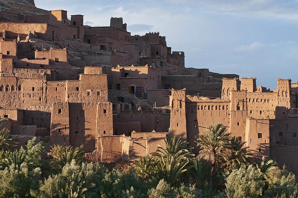 Строительство городов из глины какая страна. Айт-Бен-Хадду Марокко. Ксар айт-Бен-Хадду, глиняная крепость Магриба. Айт-Бен-Хадду Марокко фото. Город Шибам в Йемене.
