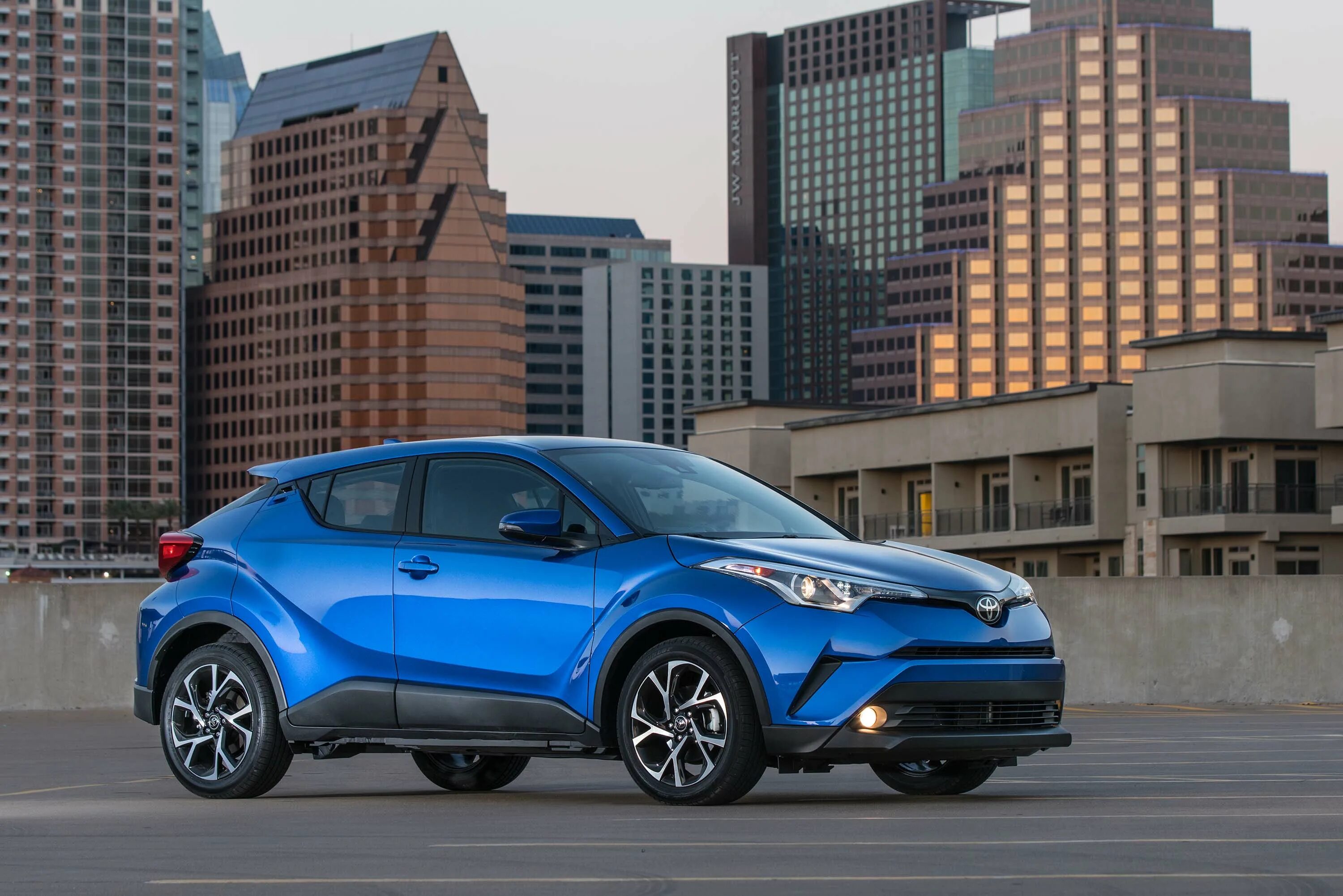 Toyota c-HR 2018. Тойота Chr 2018. 2018 Тойота c-HR XLE. Тойота Chr трехдверная. Toyota 2018 купить