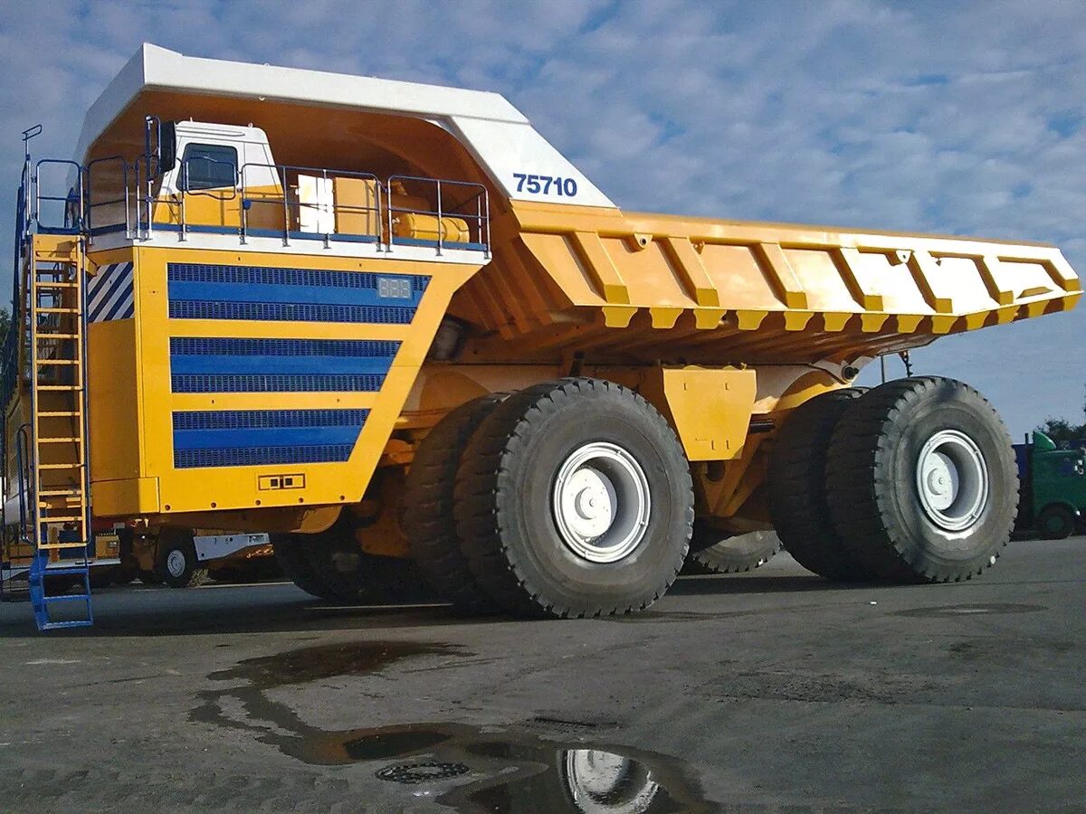 Самая большая машина белаз. Белаз 75 600. Белаз 75600. Самая большая машина белаз. Карьерный грузовик белаз 75710.