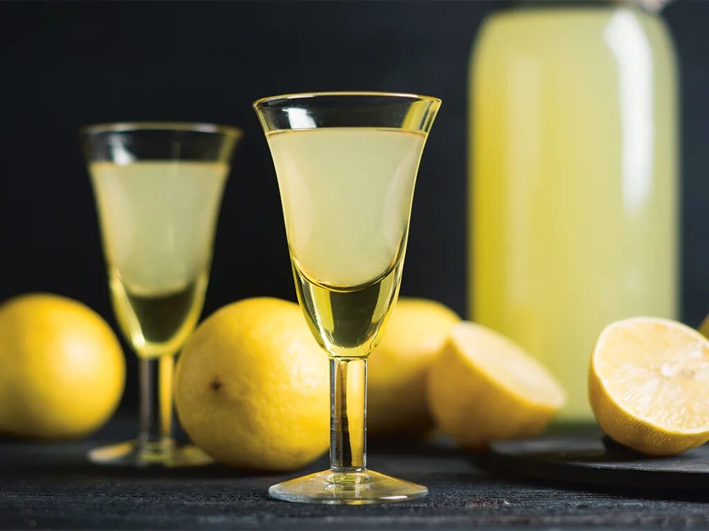 Лимончелло фото рецепт. Лимонный ликёр Limoncello. Лимончелло итальянские ликёры. Дижестив Лимончелло. Лимончелло ликер коктейли.