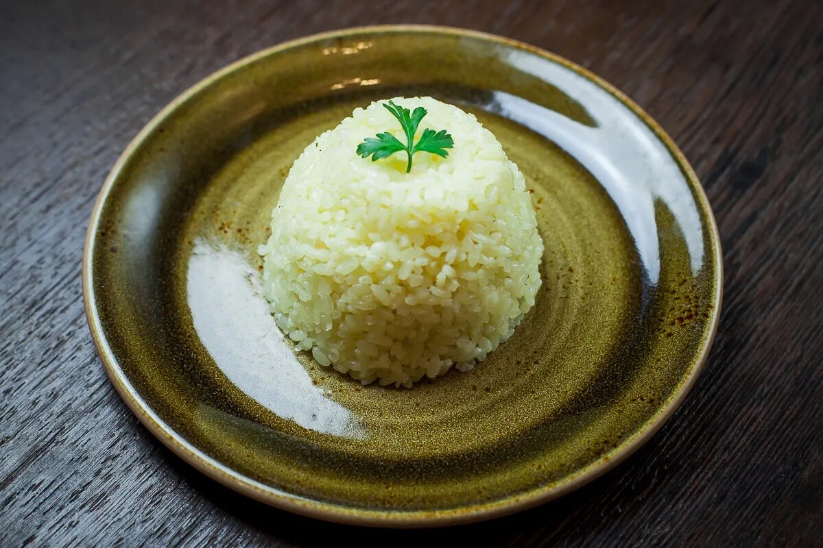 Жарено вареный рис. Рис отварной. Рис отварной в тарелке. Рис отварной в ресторане. Пап вареный рис.