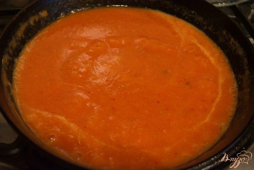 Подлива из сметаны и муки. Томатно сметанный соус. Соус сметанный с томатом. Соус сметанный с томатом и луком. Сметана с томатной пастой соус.