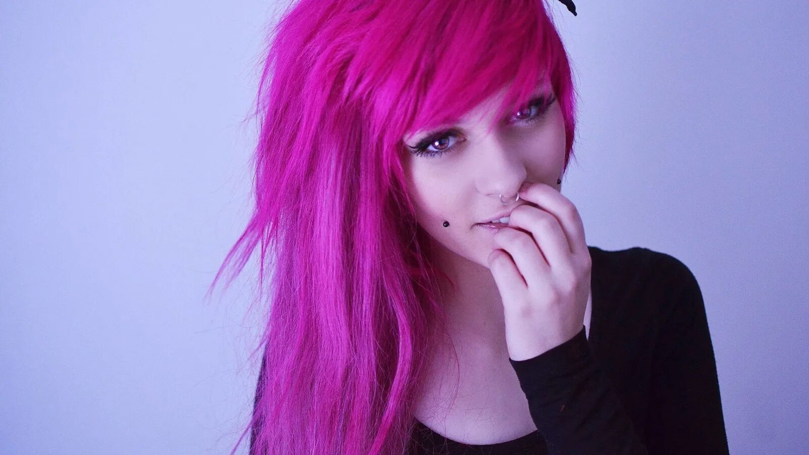 Розовые волосы эстетика. Розово красное окрашивание волос. Тёмно розовые волосы. Розовые пряди на темных волосах. Яркие цвета волос.