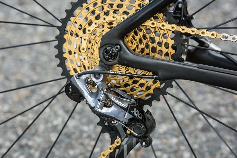 Как одеть цепь на скоростной велосипед. SRAM xx1 Chain Gold. Цепь SRAM xx1 Eagle Black. Кассета велосипедная SRAM xx1. Цепь на скоростном велосипеде.