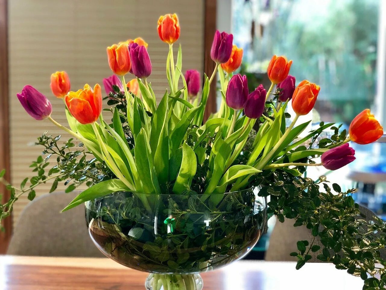 Сколько воды наливать тюльпанам в вазе. Цветы в вазе. Тюльпаны в вазе. Букет тюльпанов. Красивые цветы в вазах.
