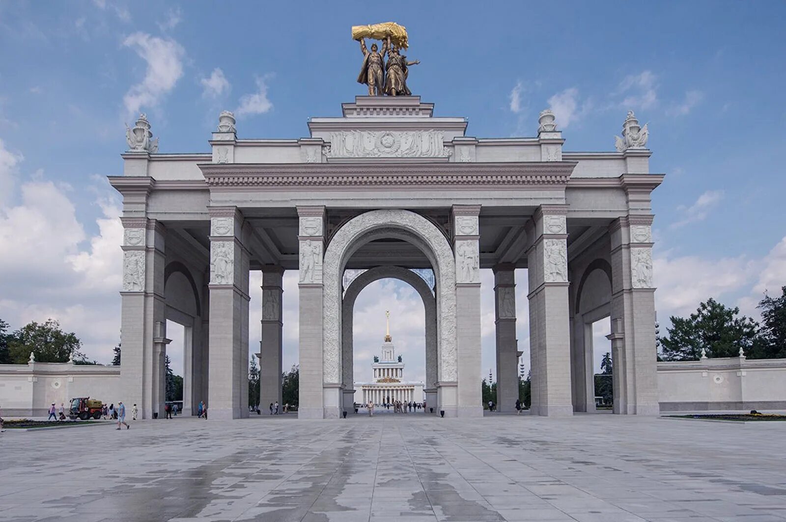 Главная арка вднх. Центральная арка ВДНХ. Триумфальная арка ВДНХ. Парк ВДНХ Москва.