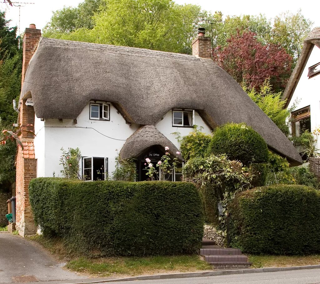 Необычный дом в Великобритании. Интересные дома на английском. Необычные английские дома дома. Необычные здания в Великобритании. Странный на английском языке