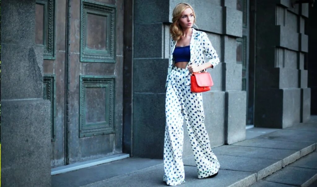 штаны в пижамном стиле женские. шелковые брюки женские широкие. шелковые брюки в пижамном стиле стрит стайл. брюки в пижамном стиле. пижамный костюм на лето.