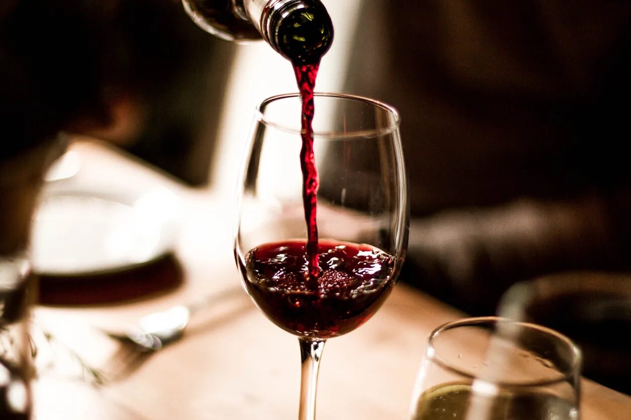 Бармен наливай бокал вина. Красное вино. Бокал с вином. Красное вино в бокале. Фужер с вином.