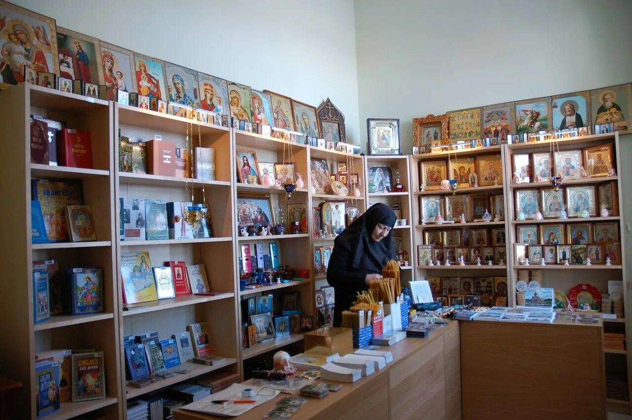 Новоиерусалимский монастырь церковная лавка. Церковная лавка андрея боголюбова. Воронеж собор благовещенский иконная лавка. Церковная лавка староверов киров. Церковная лавка фото.