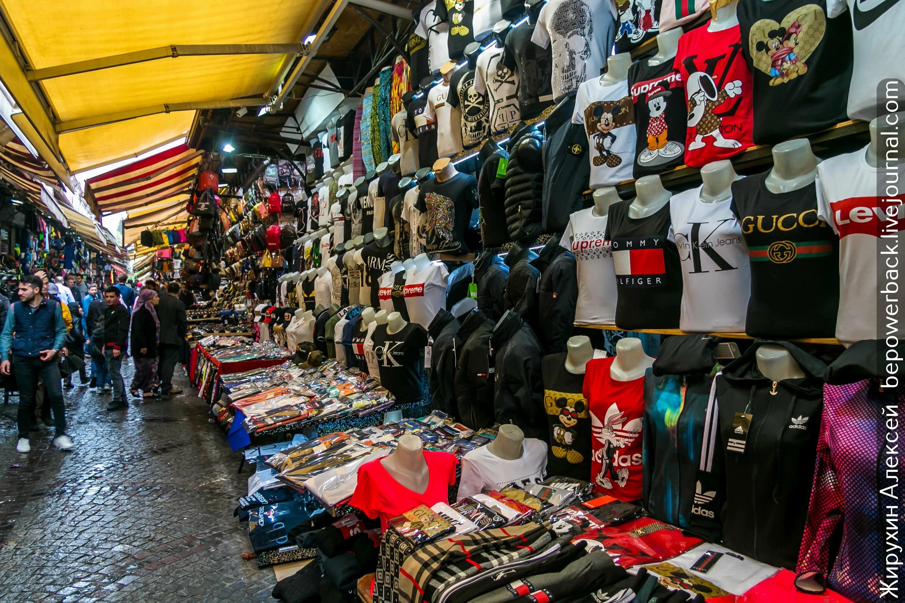Одежды турции россию. Турция рынок Стамбул гуччи. Египетский рынок в Стамбуле. Рынок одежды. Вещи с рынка.