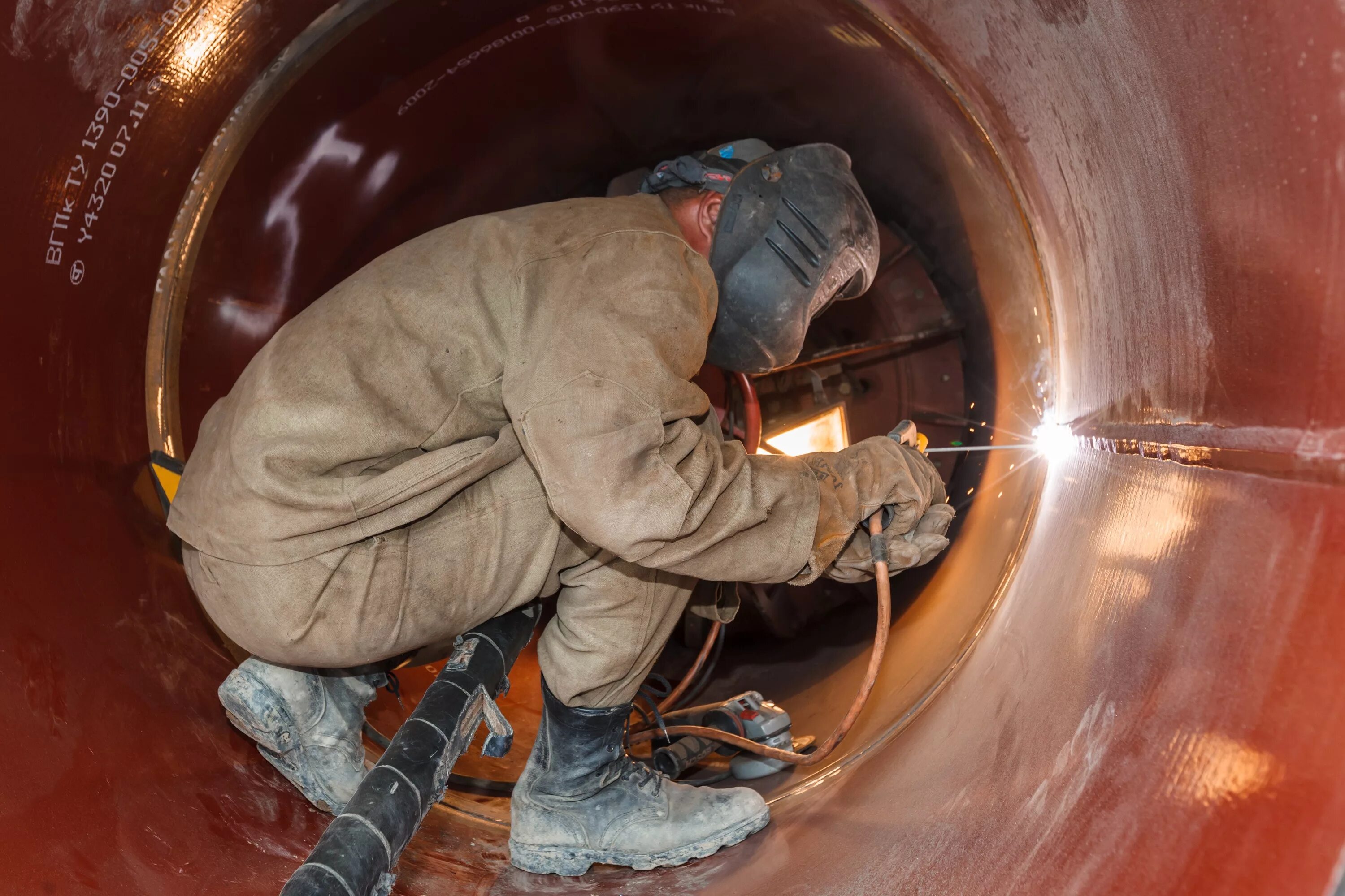 Сварщик труб. Работа в замкнутых пространствах. Работа в замкнутом пространстве. Выполнение газопламенных работ в замкнутых пространствах. Рабочее место сварщика газовая сварка.