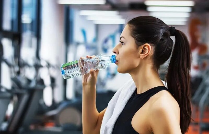 Зачем спортсмены пьют. Вода спорт. Спортсмен пьет воду. Пить воду. Вода на тренировке.