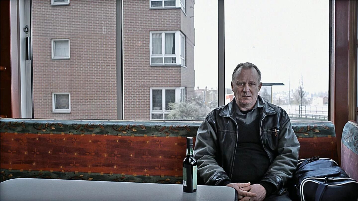 Довольно добрый человек / en ganske snill mann. Довольно добрый человек фильм 2010 кадры. Эйдсвольд. Люди добрые фильм. Стеллан скарсгард фильмы.