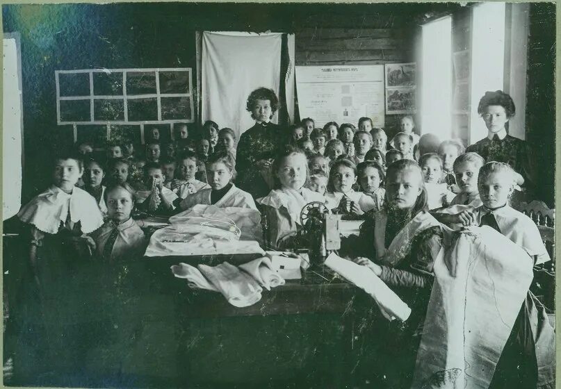 Обучение в приходской школе. Приходская школа 1 половины 19 века. женская церковная школа. наказание в церковно приходской школе.