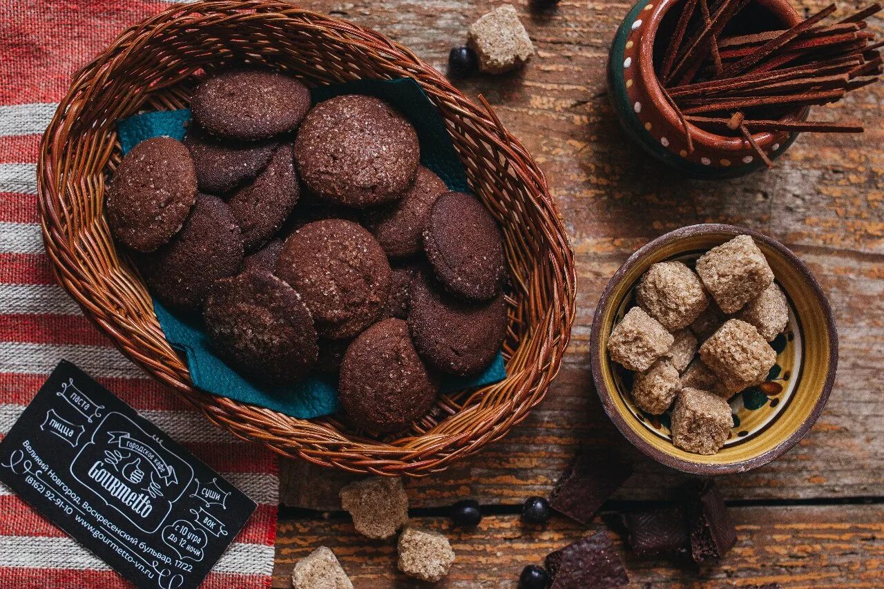 Классическое шоколадное печенье. Шоколадное печенье. Печенье сдобное шоколадное. Печенье с шоколадом. Шоколадно миндальное печенье.