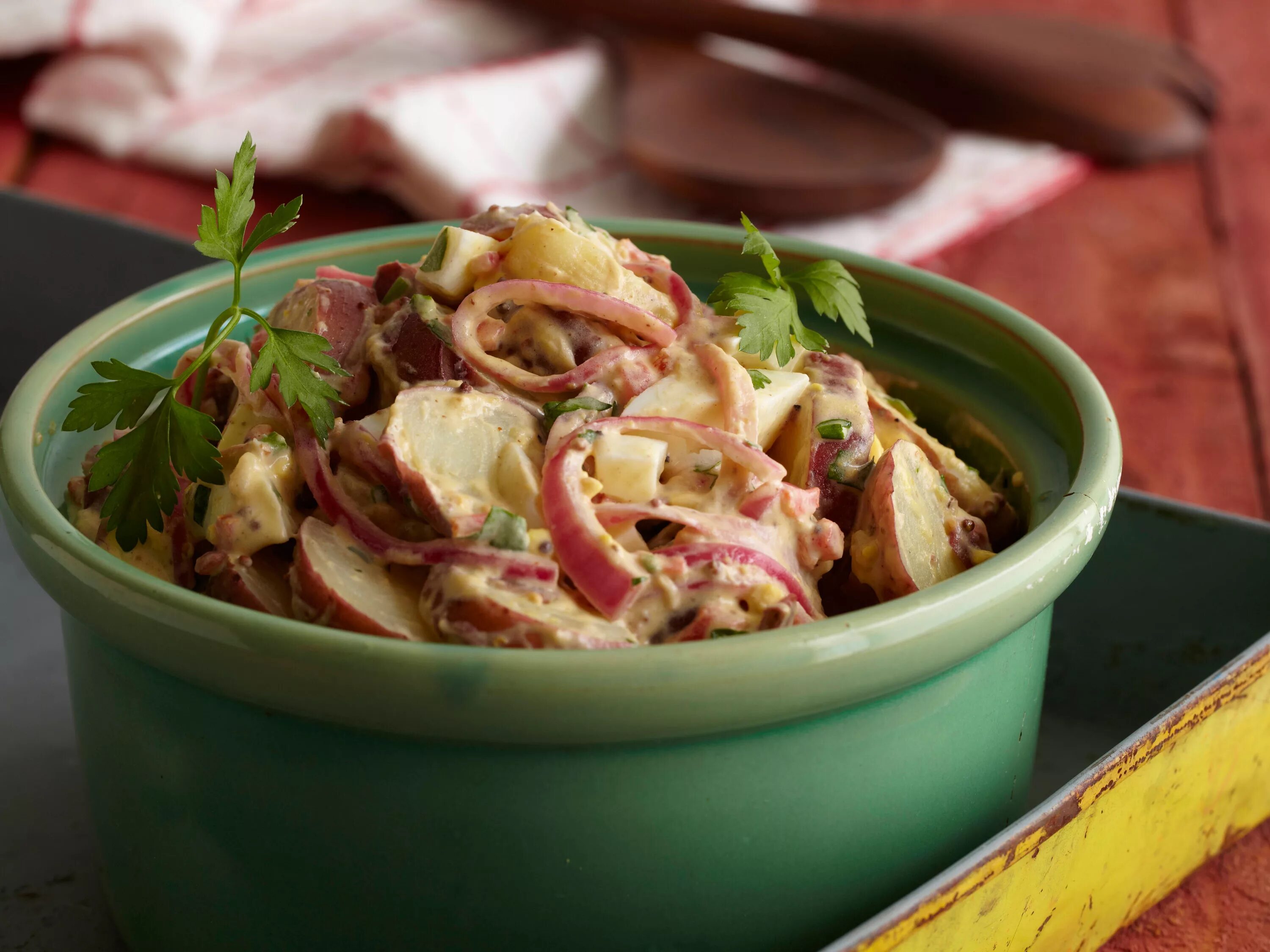 Картошка с маринованным мясом. Салат «тернеро Техас. Картофельный салат по техасски. Салат с маринованным луком. Немецкий картофельный салат.