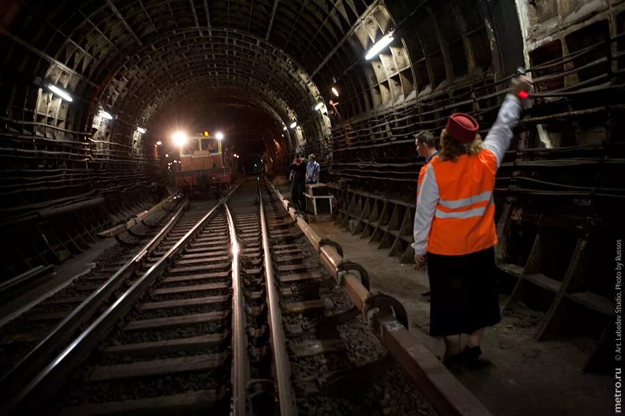 Переехало метро. Тоннель метро. Поезд в тоннеле метро. Поезда и тоннели метрополитена. Таблички в тоннеле метрополитена.