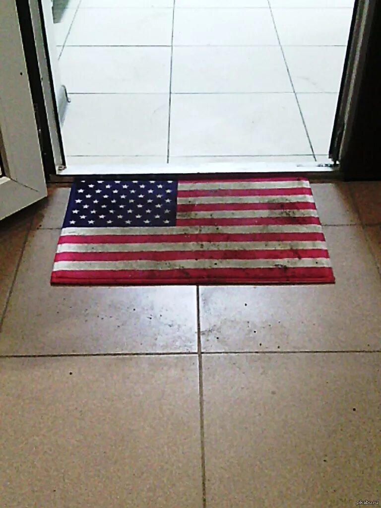 Название полов в америке. Коврик для вытирания ног в виде американского флага. Американский флаг прикол. Коврик в виде американского флага. Прикольные флаги.