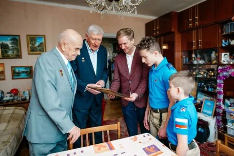 Сотрудники поздравили ветеранов