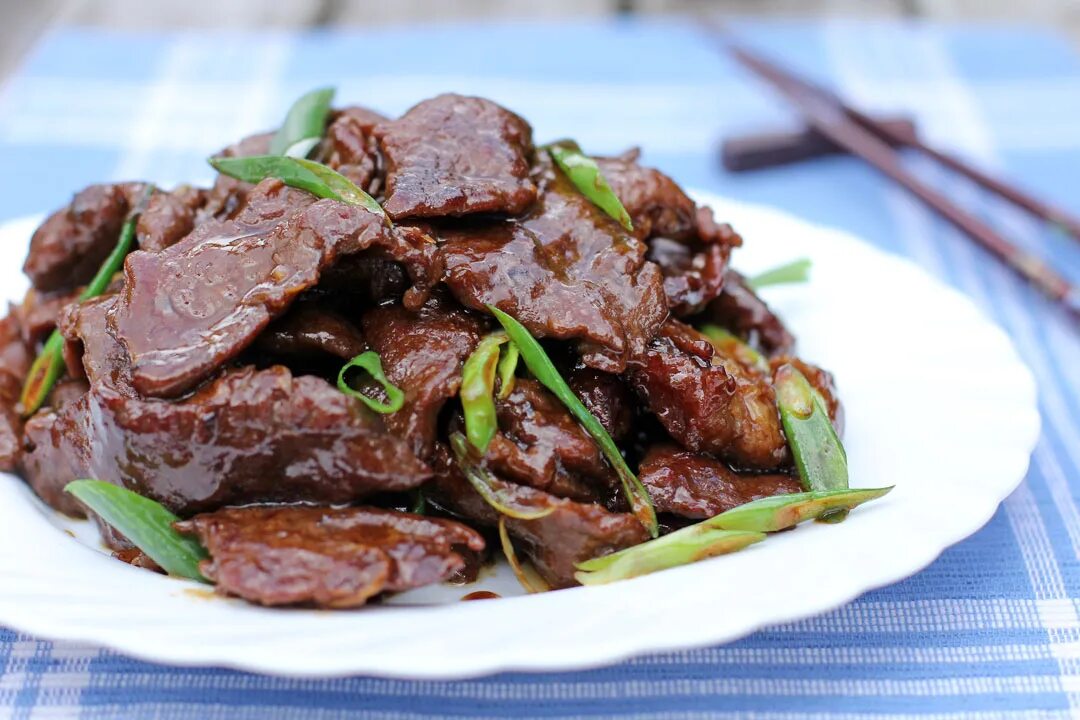 Баранина говядина рецепты. Мясо по монгольски. Монгольская говядина. Говядина по монгольски. Баранина по монгольски.
