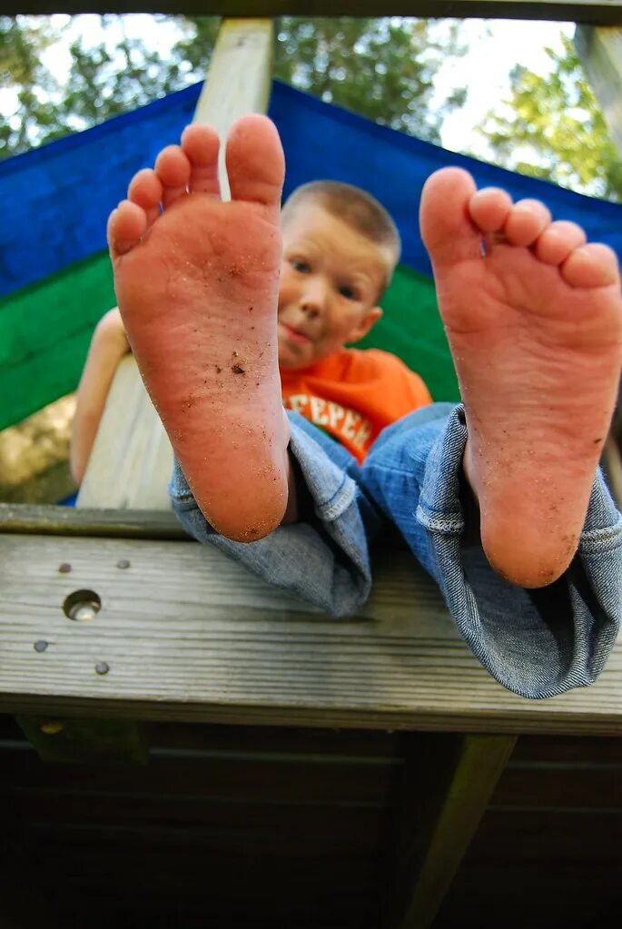 Boy feet stories. Boys foot barefoot. Boy feet stories. Ступни мальчиков. Солес феет 14 +.