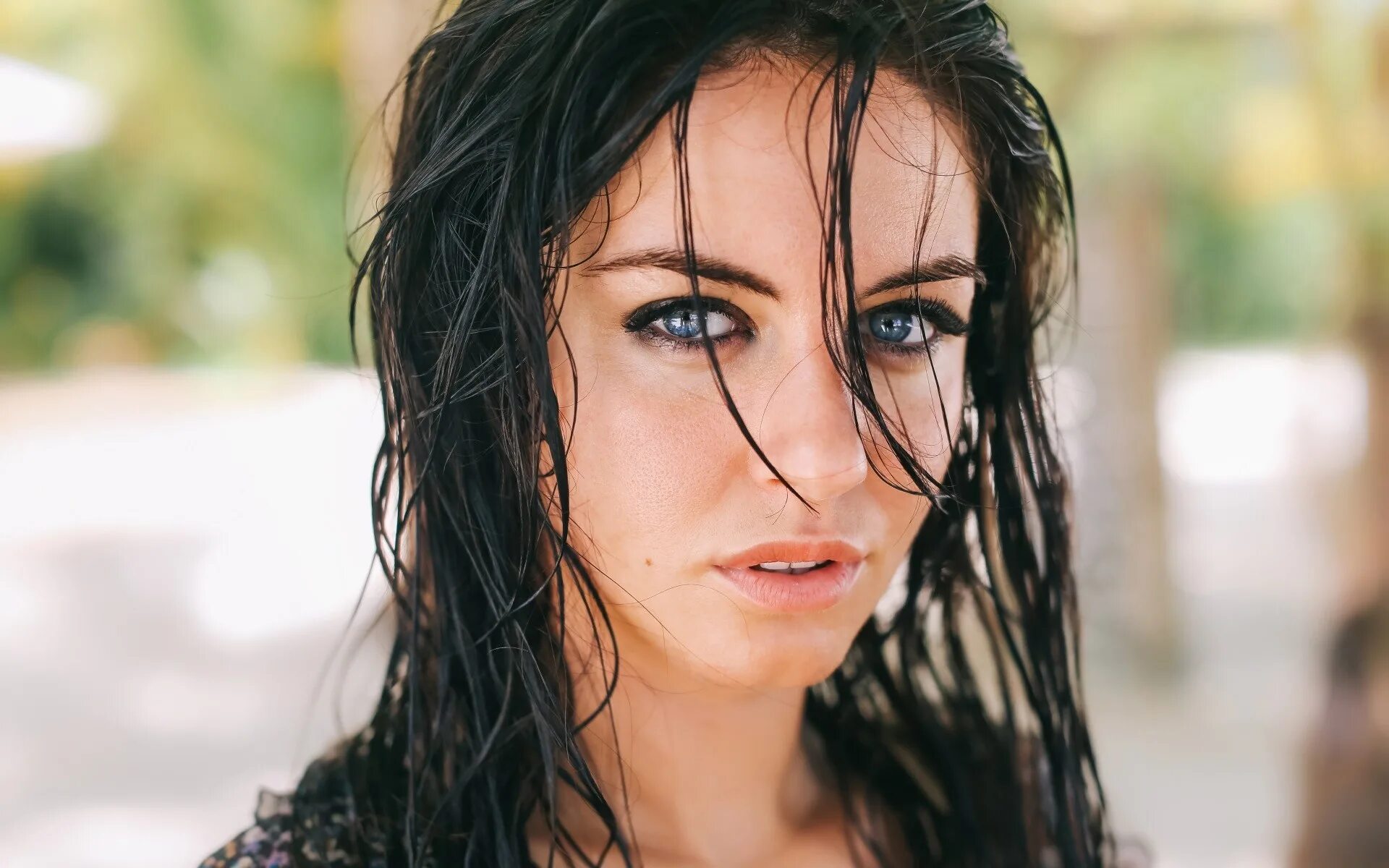 Wet brunette. Аурела Скандай. Модель Aurela Skandaj. Девушка с мокрыми волосами. Фотосессия с мокрыми волосами.