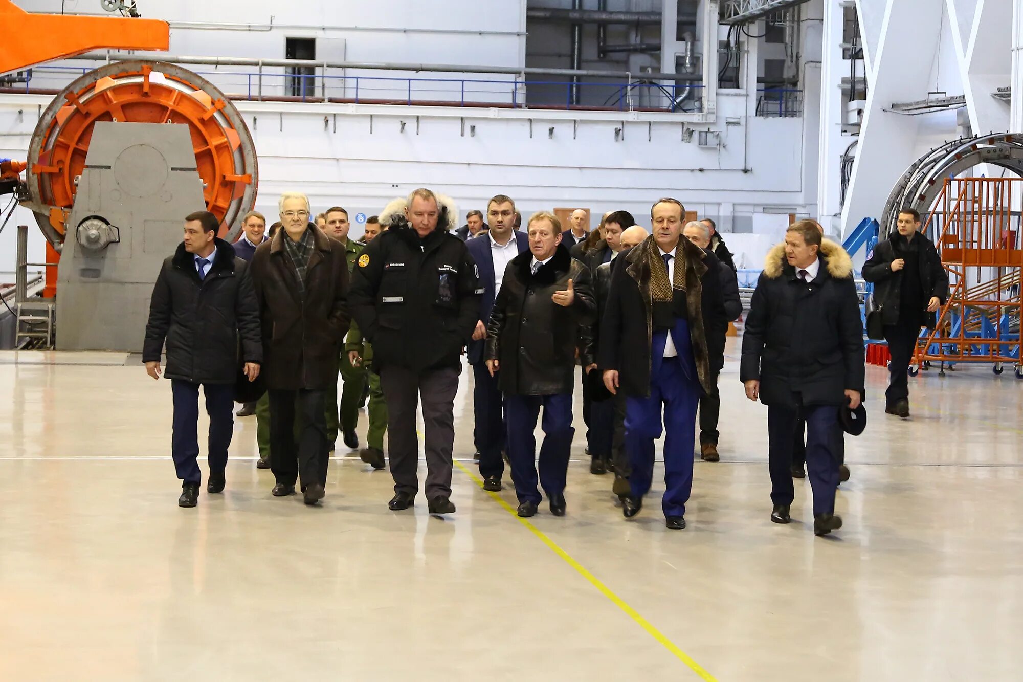 Производство полетов. Завод полет омск. Вакансии на заводе полет. Завод полет. Производственное объединение полёт омск.