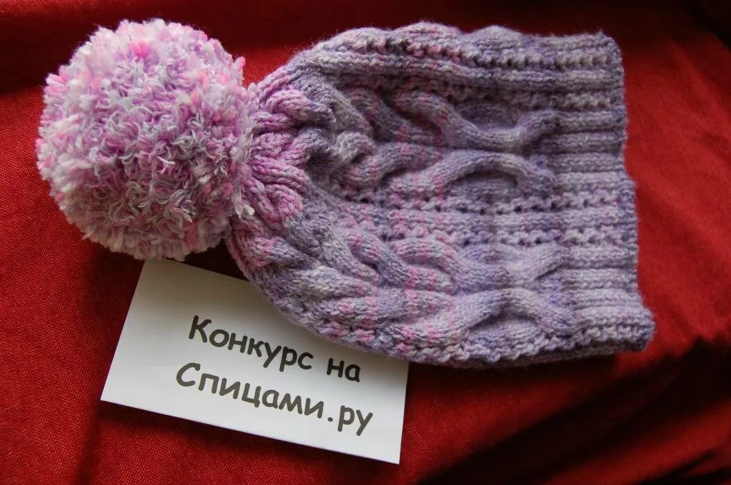 Пряжа для вязания шапок спицами на зиму. Шапки из бархатной пряжи. шапка из двух цветов пряжи спицами. вязаная шапка для девушки на двух спицах. шапочка спицами без бубона.