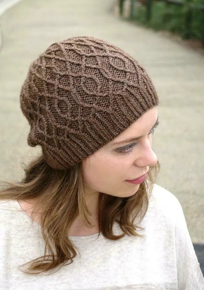 Hats knitting. Женские шапки с перекрещенными петлями. Шапка вязаная цвет кофе. Весенние шапочки с перекрещенными столбиками. Шапка из перекрещенных объемных полос.