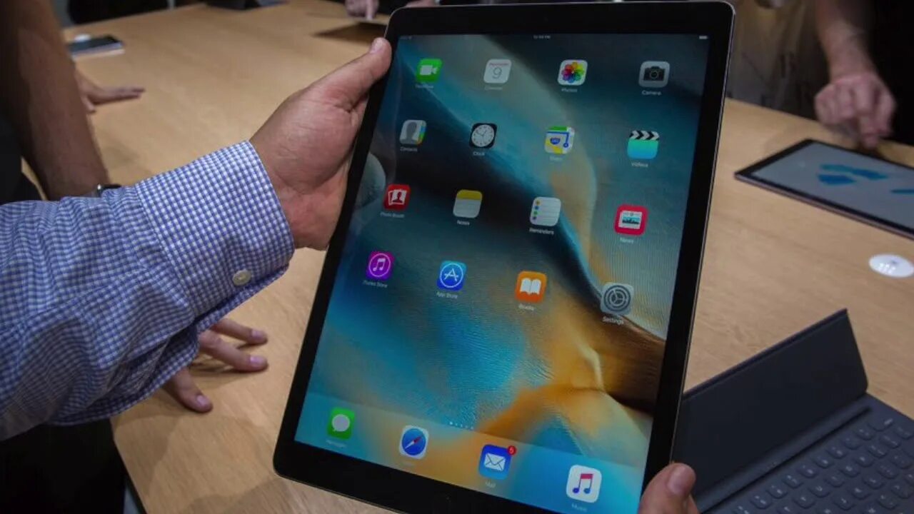 Самый большой планшет в мире фото. Планшеты похожие на ipad. Самый большой ipad. Самый большой айпад. Самый большой планшет.
