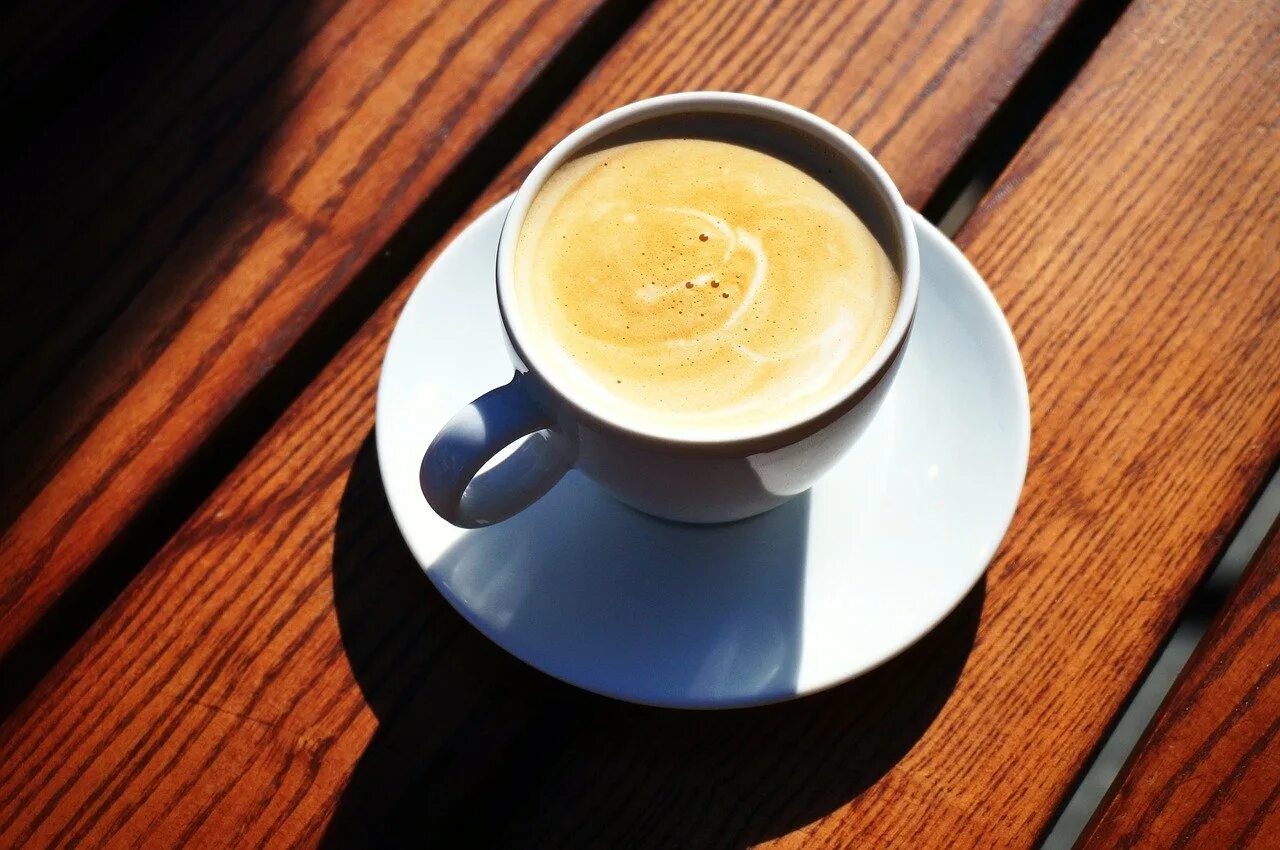 Утро ди. Чашка кофе. Красивая чашка кофе. Утро кофе солнце. Чашка утреннего кофе.