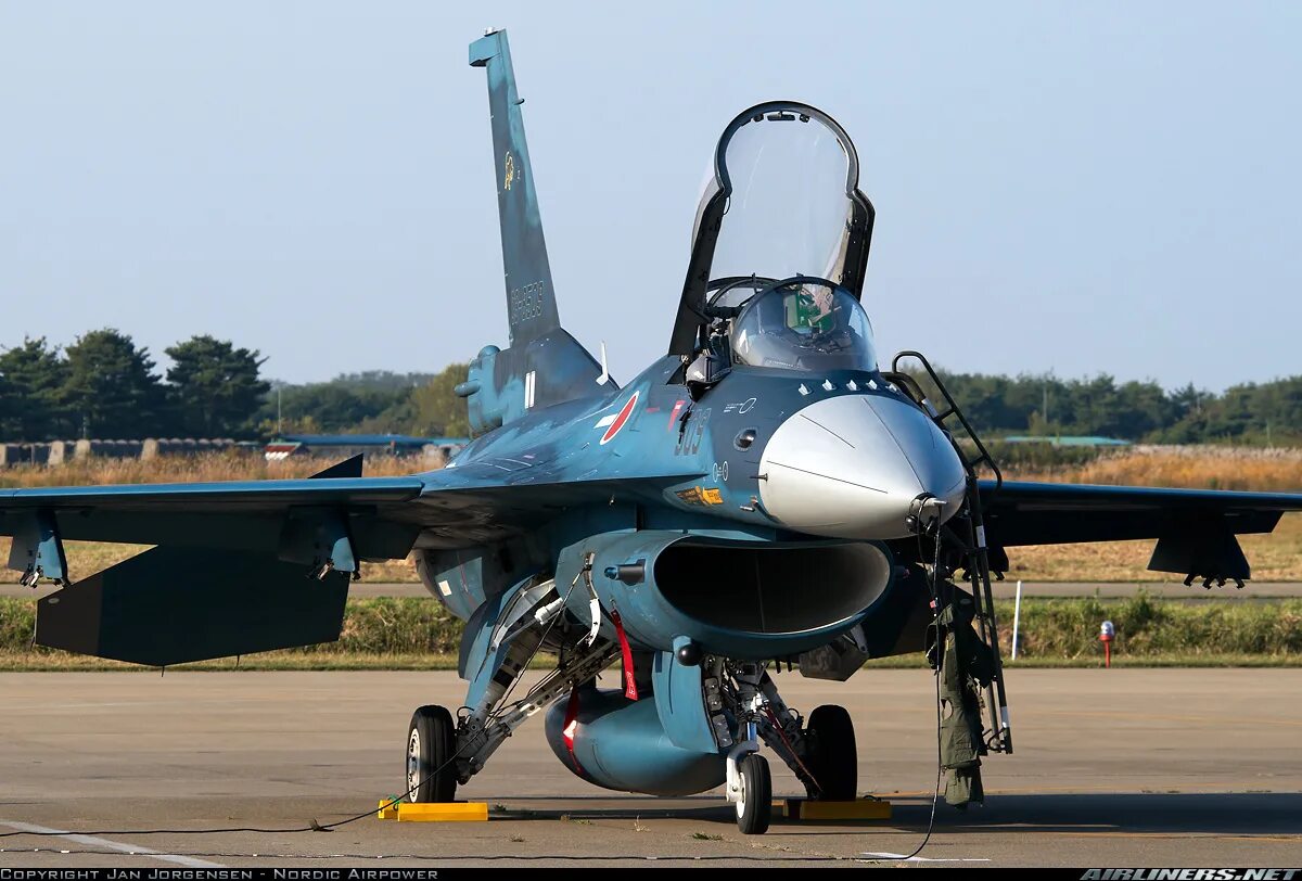 Истребители японии. Mitsubishi f-2. Mitsubishi f-2 ВВС Японии. Mitsubishi f-2 и f-16. Японский истребитель Мицубиси f 2.