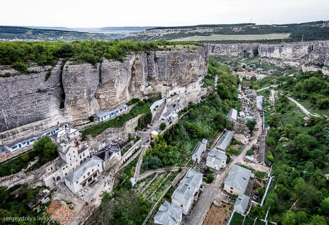 Про бахчисарай. Чуфут кале монастырь в скале. Бахчисарай). Башни в ханском дворце бахчисарай. Исторический центр бахчисарая.