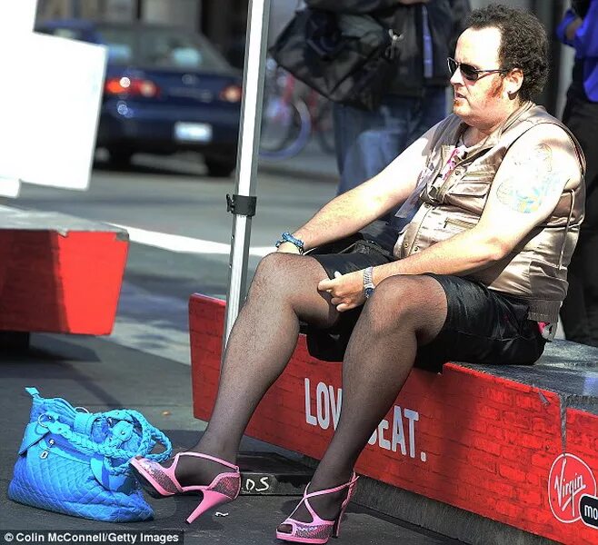 Мужчина в юбке на каблуках. Каблук мужчина. Парни в чулках и каблуках. Мужчина в осеньских сапогах. Поправляет чулки.